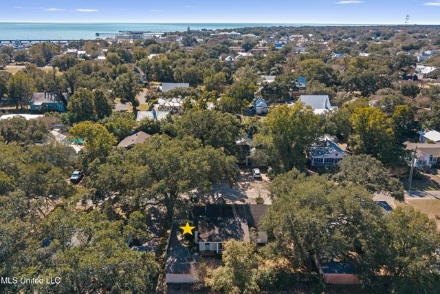 111 Bay View Court, Bay Saint Louis, MS 39520