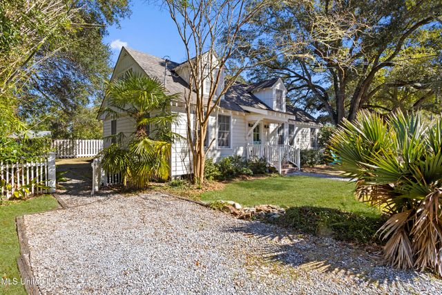 111 Bay View Court, Bay Saint Louis, MS 39520