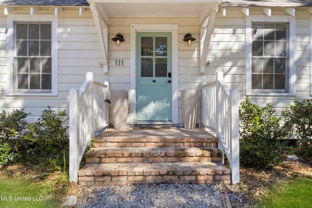 111 Bay View Court, Bay Saint Louis, MS 39520