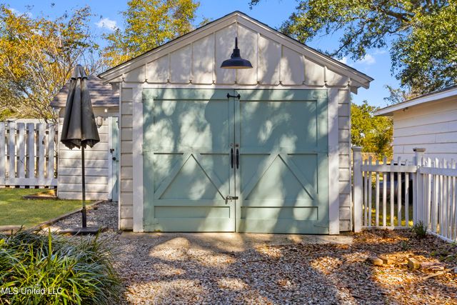 111 Bay View Court, Bay Saint Louis, MS 39520