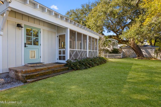 111 Bay View Court, Bay Saint Louis, MS 39520