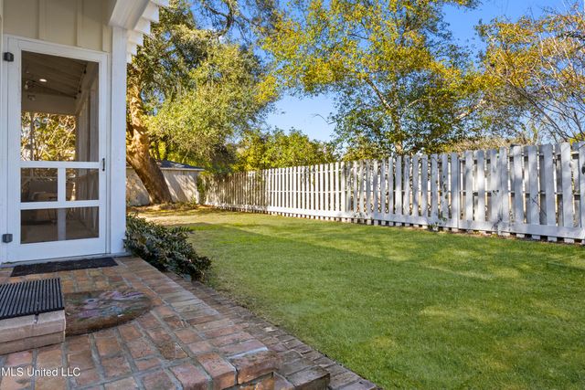 111 Bay View Court, Bay Saint Louis, MS 39520