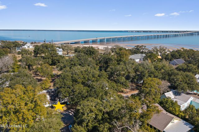 111 Bay View Court, Bay Saint Louis, MS 39520