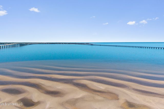 111 Bay View Court, Bay Saint Louis, MS 39520