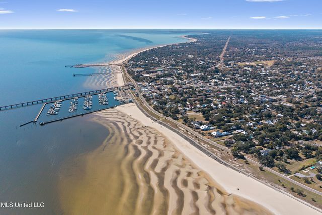 111 Bay View Court, Bay Saint Louis, MS 39520