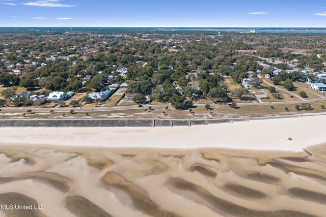 111 Bay View Court, Bay Saint Louis, MS 39520