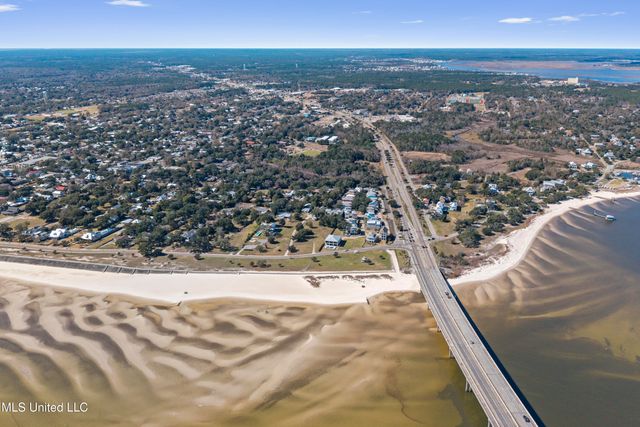 111 Bay View Court, Bay Saint Louis, MS 39520