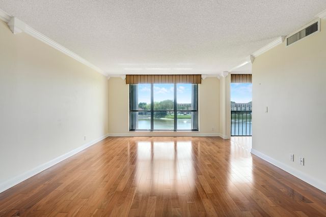 5344 Woodland Lakes Drive, Palm Beach Gardens, FL 33418