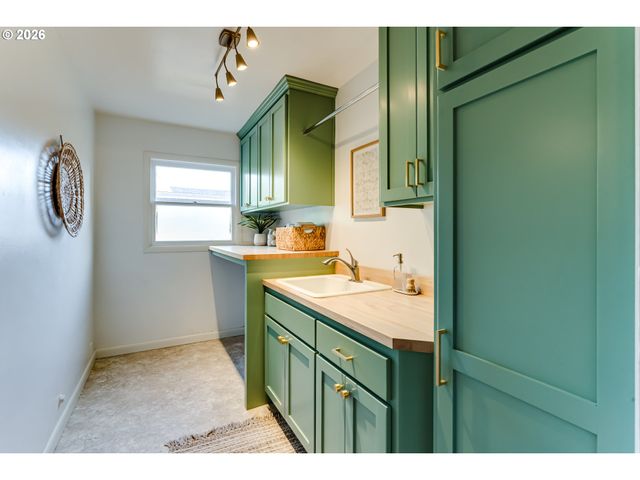 525 10TH St, Springfield, OR 97477