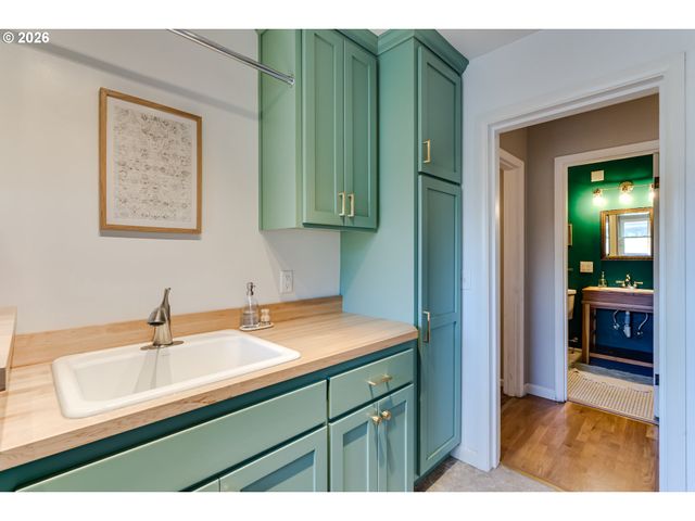 525 10TH St, Springfield, OR 97477