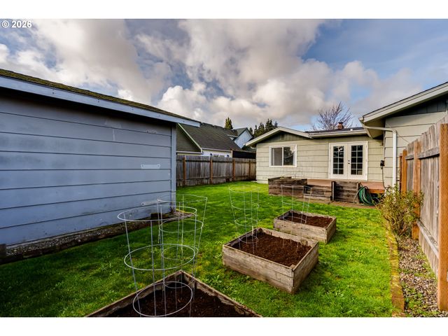 525 10TH St, Springfield, OR 97477