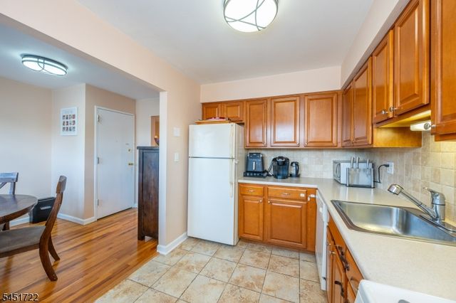 24 Manchester Ct, Wayne Twp., NJ 07470