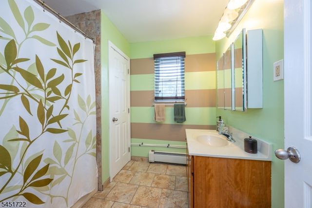 24 Manchester Ct, Wayne Twp., NJ 07470