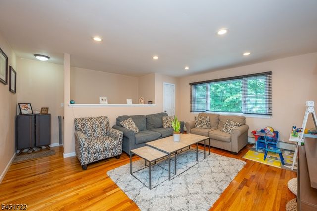 24 Manchester Ct, Wayne Twp., NJ 07470