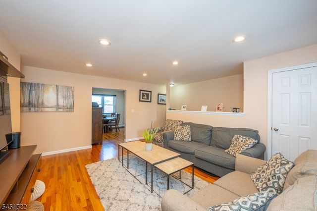 24 Manchester Ct, Wayne Twp., NJ 07470