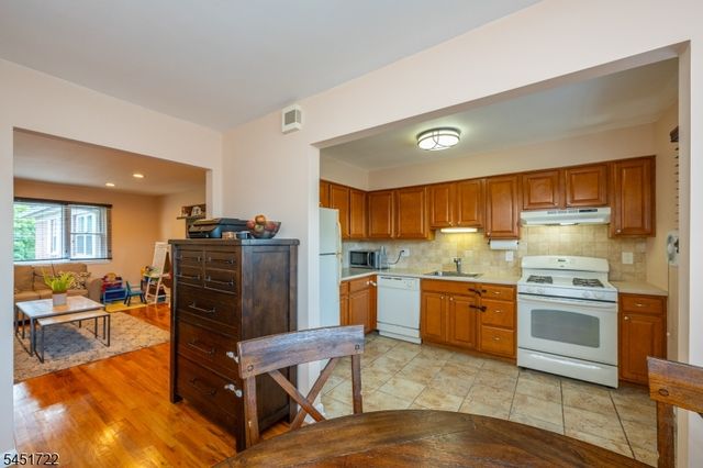 24 Manchester Ct, Wayne Twp., NJ 07470