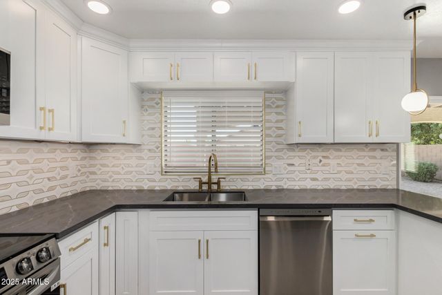 6333 W NEZ PERCE Street, Phoenix, AZ 85043