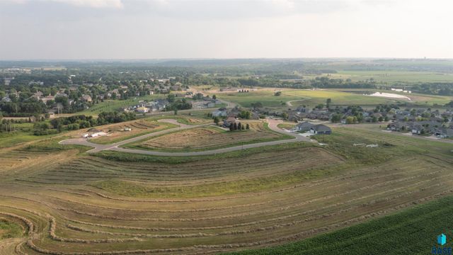 704 N Sapphire Cir Circle, Brandon, SD 57005