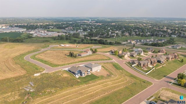 704 N Sapphire Cir Circle, Brandon, SD 57005