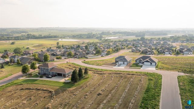 704 N Sapphire Cir Circle, Brandon, SD 57005