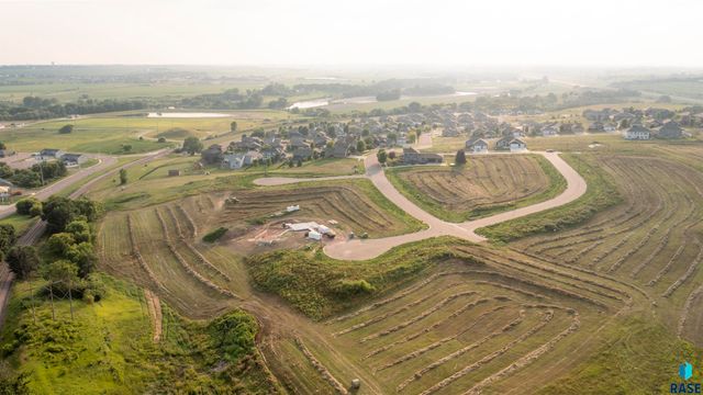 704 N Sapphire Cir Circle, Brandon, SD 57005