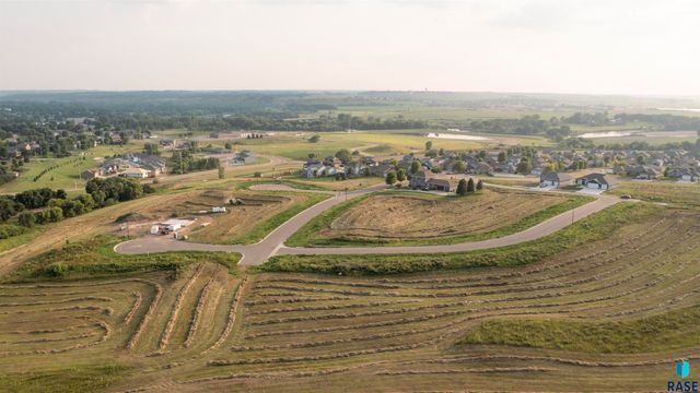 704 N Sapphire Cir Circle, Brandon, SD 57005