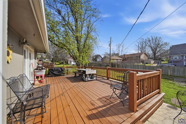 2732 SW Staffordshire RD, Topeka, KS 66614
