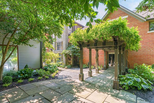 252 E Beck Street, Columbus, OH 43206