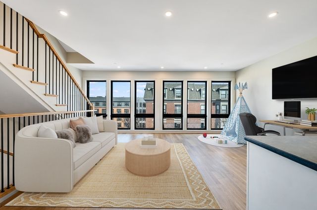 127 Bolton St, Boston, MA 02127