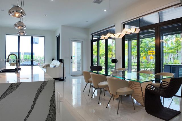 8002 NW 43rd St, Doral, FL 33166