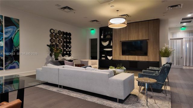 8002 NW 43rd St, Doral, FL 33166