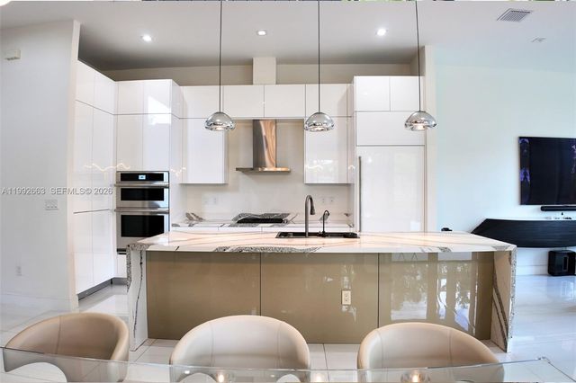 8002 NW 43rd St, Doral, FL 33166