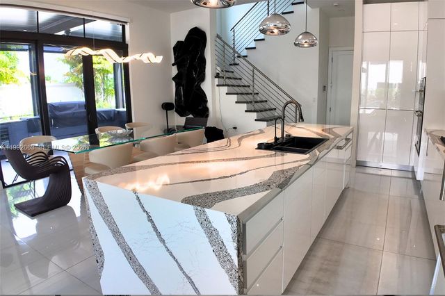 8002 NW 43rd St, Doral, FL 33166