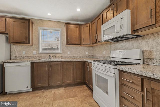64 LAKEVIEW DR, Elizabethtown, PA 17022