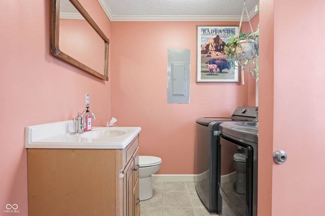 2215 W Woodmont Drive, Muncie, IN 47304