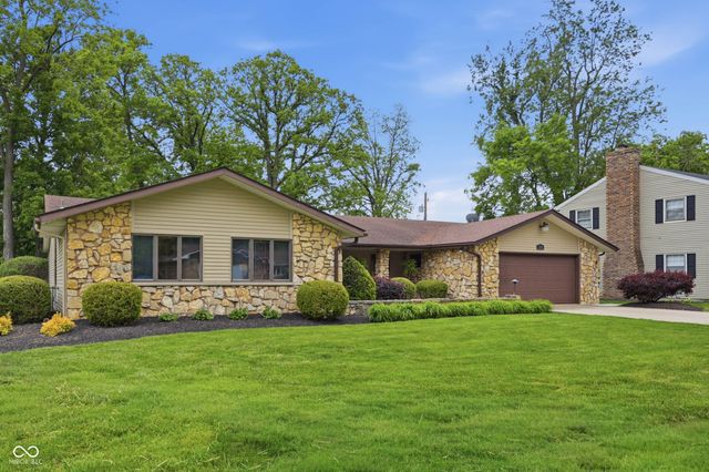 2215 W Woodmont Drive, Muncie, IN 47304