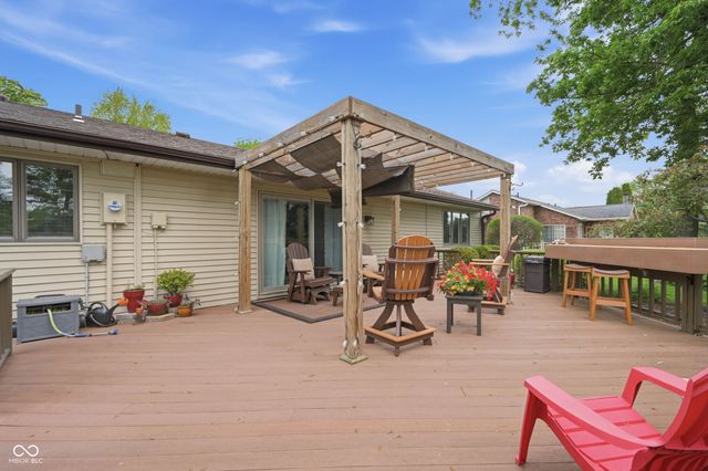2215 W Woodmont Drive, Muncie, IN 47304