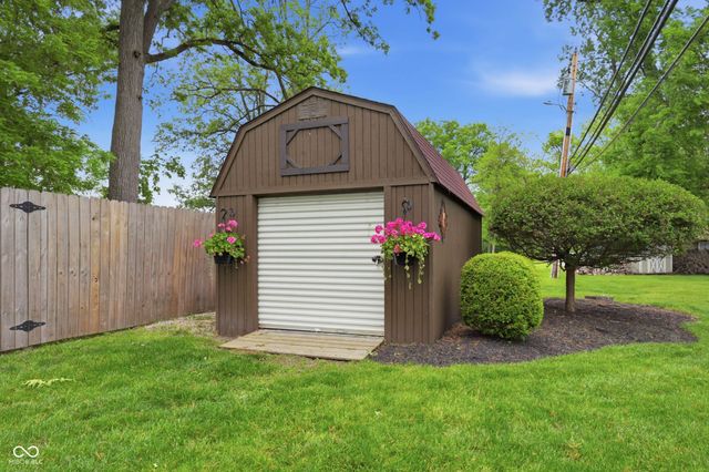 2215 W Woodmont Drive, Muncie, IN 47304