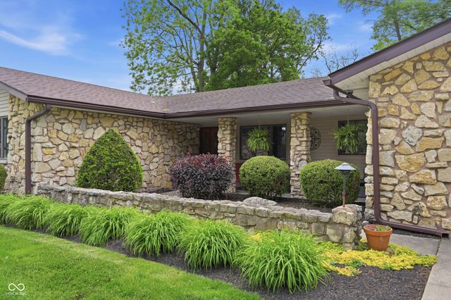 2215 W Woodmont Drive, Muncie, IN 47304