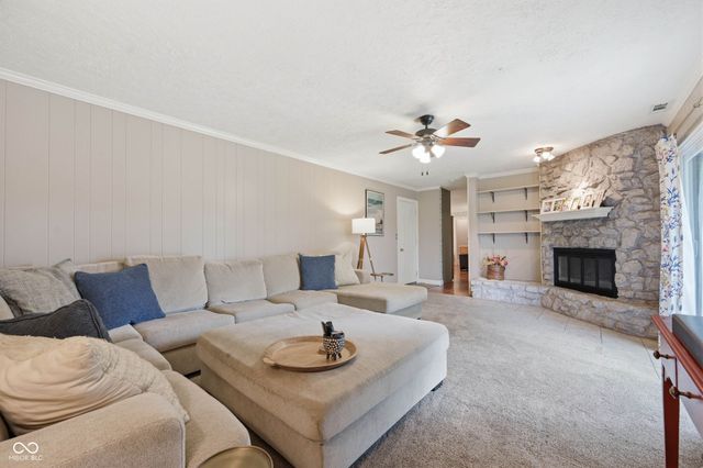 2215 W Woodmont Drive, Muncie, IN 47304