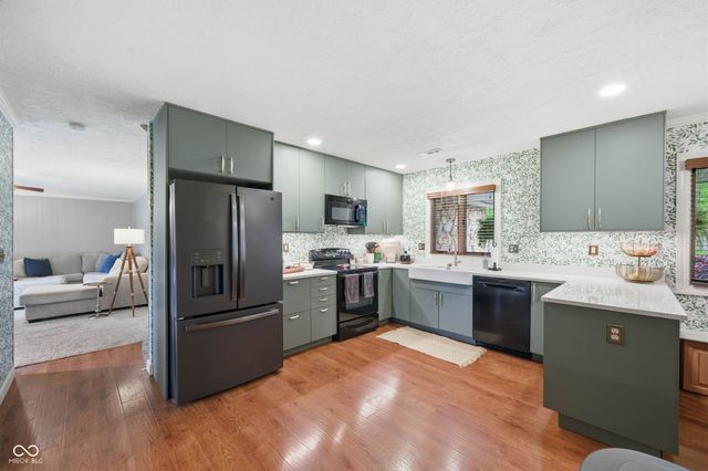 2215 W Woodmont Drive, Muncie, IN 47304