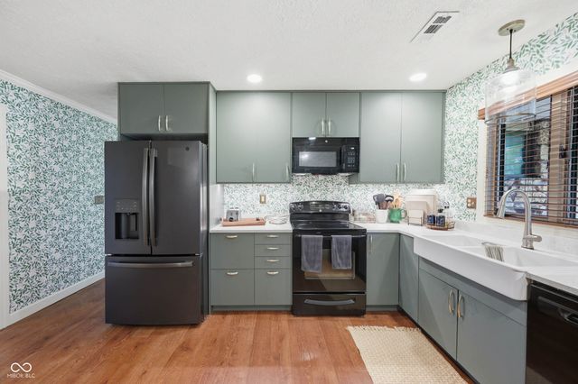 2215 W Woodmont Drive, Muncie, IN 47304