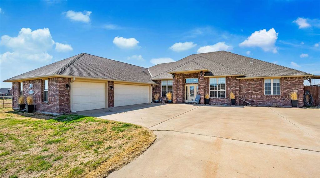 357 SW Matthey Dr, Cache, OK 73527