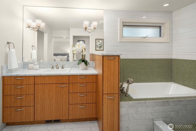 2001 77th Avenue NE, Medina, WA 98039