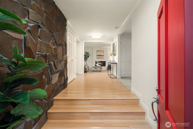 2001 77th Avenue NE, Medina, WA 98039