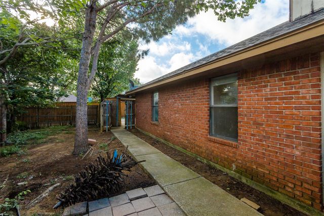 2301 Kingsford Court, Arlington, TX 76017