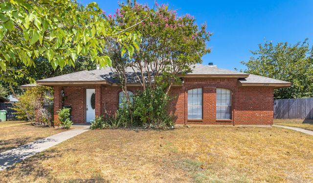 2301 Kingsford Court, Arlington, TX 76017