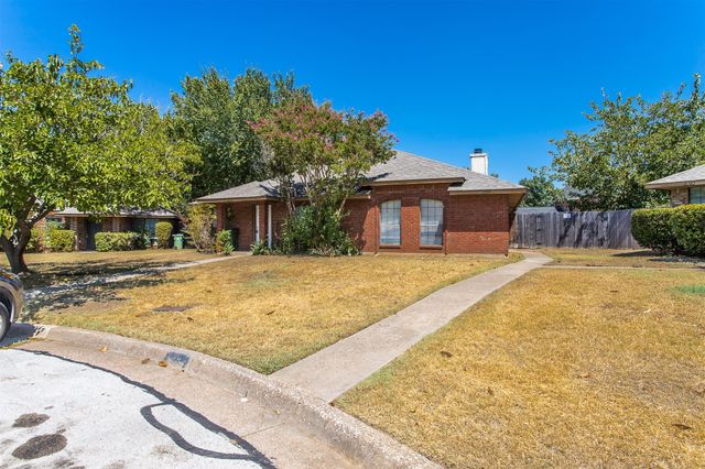 2301 Kingsford Court, Arlington, TX 76017