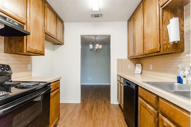 2301 Kingsford Court, Arlington, TX 76017