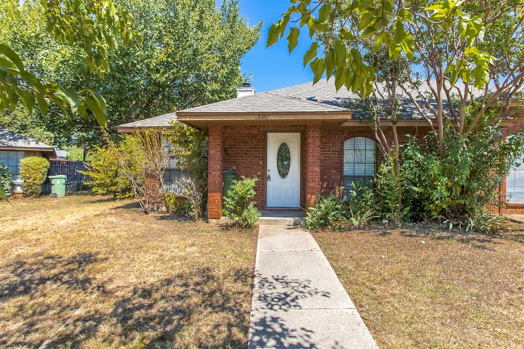 2301 Kingsford Court, Arlington, TX 76017